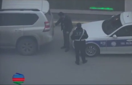Polis sürücüyə maşınını təmizlətdi - VİDEO
